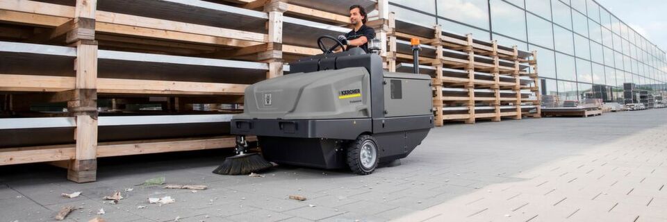 Das neue Einstiegsmodell in die Welt der Kärcher-Bodenreinigung, die Industriekehrmaschine KM 120/250 R Classic, gibt es in drei verschiedenen Antriebsarten: Diesel, Gas oder Elektro. Das neue Einstiegsmodell in die Welt der Kärcher-Bodenreinigung, die Industriekehrmaschine KM 120/250 R Classic, gibt es in drei verschiedenen Antriebsarten: Diesel, Gas oder Elektro.