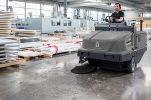 Die Kehrmaschine KM 120/250 R Classic wurde für harte Arbeitseinsätze in Industrie und Logistik entwickelt. Die Kehrmaschine KM 120/250 R Classic wurde für harte Arbeitseinsätze in Industrie und Logistik entwickelt.
