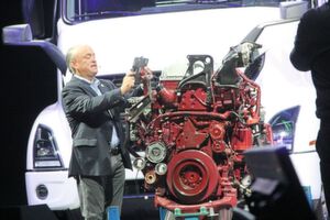 Jim Heppelman, CEO von PTC, demonstriert, wie AR-Lösungen in der Produktion helfen können. Jim Heppelman, CEO von PTC, demonstriert, wie AR-Lösungen in der Produktion helfen können.
