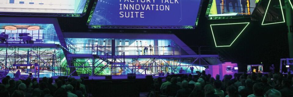 Die imposante Bühne bot die Kulisse für Keynotes und Vorträge von Vordenkern der digitalen Industrie. Die imposante Bühne bot die Kulisse für Keynotes und Vorträge von Vordenkern der digitalen Industrie.