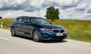 Vor 32 Jahren war der BMW 3er Touring Pionier einer neuen Fahrzeuggattung, und auch in der sechsten Modellgeneration will er Maßstäbe für sportliche Fahreigenschaften im Premium-Segment der Mittelklasse setzen. Vor 32 Jahren war der BMW 3er Touring Pionier einer neuen Fahrzeuggattung, und auch in der sechsten Modellgeneration will er Maßstäbe für sportliche Fahreigenschaften im Premium-Segment der Mittelklasse setzen.
