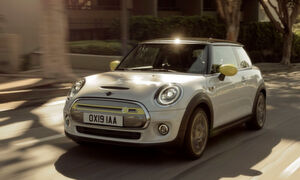 Der Mini Cooper SE soll nachhaltige Mobilität mit dem für Mini charakteristischen Fahrspaß verbinden. Der Mini Cooper SE soll nachhaltige Mobilität mit dem für Mini charakteristischen Fahrspaß verbinden.