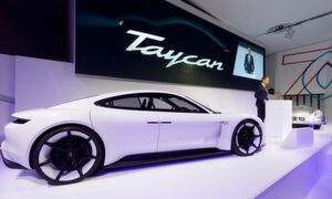Obwohl der Porsche Taycan erst im September auf der IAA präsentiert wird und das finale Design noch nicht bekannt ist, gibt es weltweit bereits weit über 20.000 Kaufinteressenten. Obwohl der Porsche Taycan erst im September auf der IAA präsentiert wird und das finale Design noch nicht bekannt ist, gibt es weltweit bereits weit über 20.000 Kaufinteressenten.