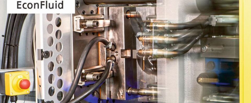 BOY stattet ab Herbst 2019 seine Spritzgießautomaten mit dem Hochleistungs-Hydrauliköl Econfluid aus. Es sei speziell auf den Prozess hin optimiert, verlängere die Wartungsintervalle und senke den Energiebedarf der Maschinen deutlich. BOY stattet ab Herbst 2019 seine Spritzgießautomaten mit dem Hochleistungs-Hydrauliköl Econfluid aus. Es sei speziell auf den Prozess hin optimiert, verlängere die Wartungsintervalle und senke den Energiebedarf der Maschinen deutlich.