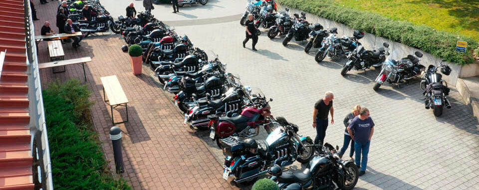 Neben dem gigantischen Triebwerk schätzen die Big Biker auch den martialischen Auftritt der Rocket und den im Vergleich zu Serienmodellen anderer Hersteller um 50 Prozent höheren Drehmoment sowie ihre Beschleunigung. Neben dem gigantischen Triebwerk schätzen die Big Biker auch den martialischen Auftritt der Rocket und den im Vergleich zu Serienmodellen anderer Hersteller um 50 Prozent höheren Drehmoment sowie ihre Beschleunigung.