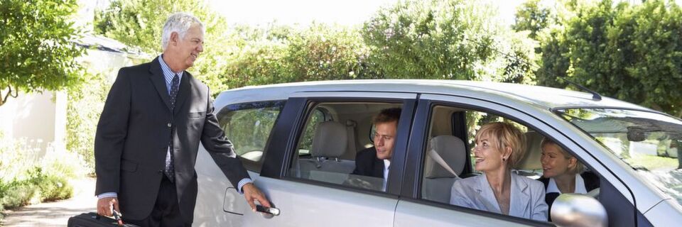 Gelegentlich kommt es vor, dass man den Kollegen, den Chef oder auch einen Kunden im Dienstwagen mitnimmt. Gelegentlich kommt es vor, dass man den Kollegen, den Chef oder auch einen Kunden im Dienstwagen mitnimmt.