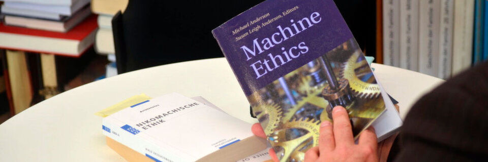 In der Maschinenethik geht es um die Fragen: "Ist eine Maschine möglicherweise Subjekt von ethischen Handlungen? Kann sie ethisch denken? Oder kann eine Maschine so programmiert werden, dass sie nach ethischen Gesichtspunkten ihre Art von Funktion daran anpasst, dass ethische Gesichtspunkte beim Funktionieren dieser ganzen Vorgänge berücksichtigt sind?" In der Maschinenethik geht es um die Fragen: "Ist eine Maschine möglicherweise Subjekt von ethischen Handlungen? Kann sie ethisch denken? Oder kann eine Maschine so programmiert werden, dass sie nach ethischen Gesichtspunkten ihre Art von Funktion daran anpasst, dass ethische Gesichtspunkte beim Funktionieren dieser ganzen Vorgänge berücksichtigt sind?"