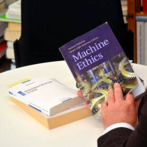 In der Maschinenethik geht es um die Fragen: „Ist eine Maschine möglicherweise Subjekt von ethischen Handlungen? Kann sie ethisch denken? Oder kann eine Maschine so programmiert werden, dass sie nach ethischen Gesichtspunkten ihre Art von Funktion daran anpasst, dass ethische Gesichtspunkte beim Funktionieren dieser ganzen Vorgänge berücksichtigt sind?“ In der Maschinenethik geht es um die Fragen: „Ist eine Maschine möglicherweise Subjekt von ethischen Handlungen? Kann sie ethisch denken? Oder kann eine Maschine so programmiert werden, dass sie nach ethischen Gesichtspunkten ihre Art von Funktion daran anpasst, dass ethische Gesichtspunkte beim Funktionieren dieser ganzen Vorgänge berücksichtigt sind?“