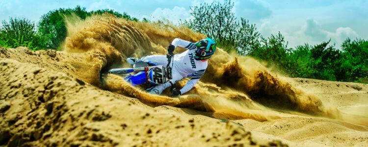 Die enge Zusammenarbeit von Produktdesignern und aktiven MX-Piloten wie Adrien van Beveren, Clement Desalle, Cooper Webb, und Dylan Ferrandis formte die neue Thor Herbst 2020-Kollektion. Die enge Zusammenarbeit von Produktdesignern und aktiven MX-Piloten wie Adrien van Beveren, Clement Desalle, Cooper Webb, und Dylan Ferrandis formte die neue Thor Herbst 2020-Kollektion.