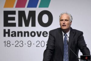 Depuis 2011, Carl Martin Welcker, CEO et président de la société Alfred H. Schütte GmbH à Cologne, représente l'EMO Hanovre en tant que commissaire général et, à l'occasion de nombreuses manifestations publiques en Allemagne et à l'étranger, fait connaître le premier salon professionnel mondial du travail des métaux. Depuis 2011, Carl Martin Welcker, CEO et président de la société Alfred H. Schütte GmbH à Cologne, représente l'EMO Hanovre en tant que commissaire général et, à l'occasion de nombreuses manifestations publiques en Allemagne et à l'étranger, fait connaître le premier salon professionnel mondial du travail des métaux.