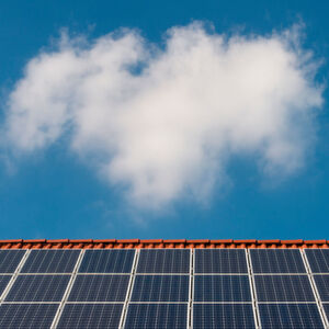 Dia Nachfrage nach Solarzellen steigt, gleichzeitig werden die Installationskosten immer niedriger: nach Einschätzung des Bundesverbands Solarwirtschaft (BSW) hat die Photovoltaik-Branche den Preiseinbruch der letzten Jahre überwunden. Es müsse nun so schnell wie möglich wieder eine heimische Produktion aufgebaut werden, sagt der Leiter des Fraunhofer-Instituts, Andreas Bett. Dia Nachfrage nach Solarzellen steigt, gleichzeitig werden die Installationskosten immer niedriger: nach Einschätzung des Bundesverbands Solarwirtschaft (BSW) hat die Photovoltaik-Branche den Preiseinbruch der letzten Jahre überwunden. Es müsse nun so schnell wie möglich wieder eine heimische Produktion aufgebaut werden, sagt der Leiter des Fraunhofer-Instituts, Andreas Bett.