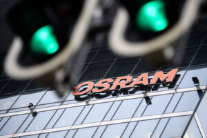 Der Münchner Lampenhersteller Osram schreibt rote Zahlen und ist trotzdem heiß begehrt. Nach einigem Hin und Her will ein österreichischer Konkurrent zwei amerikanische Finanzinvestoren nun überbieten. Während sich Anleger über einen steigenden Aktienkurs freuen, fürchten Angestellte die Zerschlagung ihres Arbeitgebers. Der Münchner Lampenhersteller Osram schreibt rote Zahlen und ist trotzdem heiß begehrt. Nach einigem Hin und Her will ein österreichischer Konkurrent zwei amerikanische Finanzinvestoren nun überbieten. Während sich Anleger über einen steigenden Aktienkurs freuen, fürchten Angestellte die Zerschlagung ihres Arbeitgebers.