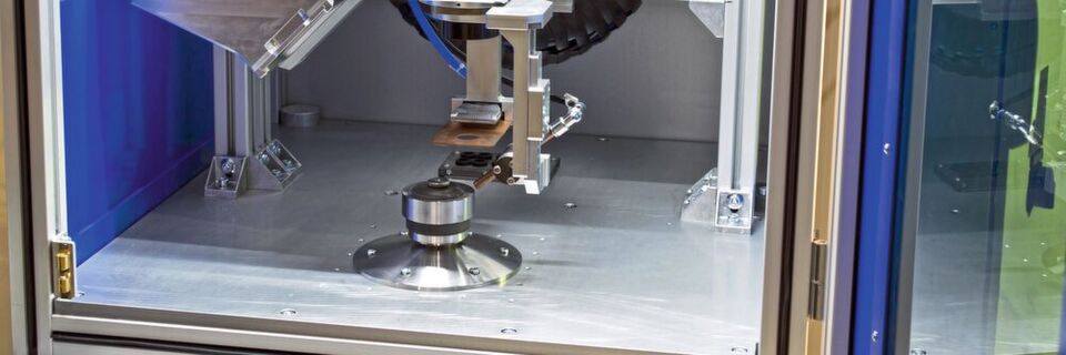 Die neue Technologie eignet sich besonders für Bauteile, die gegen Wasser und andere unerwünschte Umwelteinflüsse abgedichtet werden müssen. Dazu gehören bislang als nahezu unschweißbar geltende Gehäuse für elektrische und elektronische Bauteile. Die neue Technologie eignet sich besonders für Bauteile, die gegen Wasser und andere unerwünschte Umwelteinflüsse abgedichtet werden müssen. Dazu gehören bislang als nahezu unschweißbar geltende Gehäuse für elektrische und elektronische Bauteile.