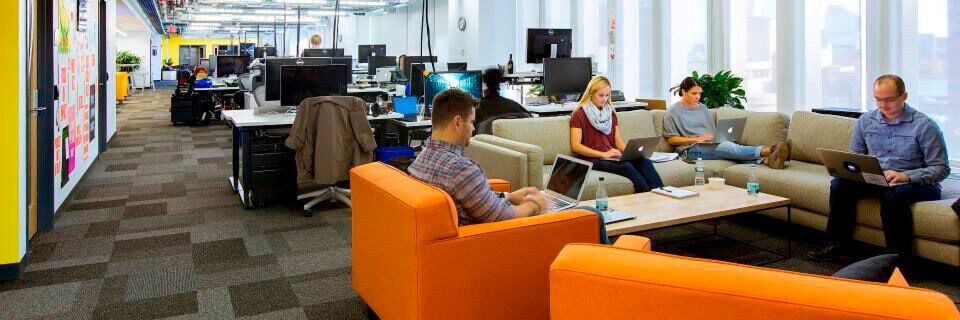 Auch Facebook-Mitarbeiter (hier der Arbeitsbereich im Technikbüro in Boston) haben Sprachaufzeichnungen von Usern abgehört und abgetippt. Auch Facebook-Mitarbeiter (hier der Arbeitsbereich im Technikbüro in Boston) haben Sprachaufzeichnungen von Usern abgehört und abgetippt.