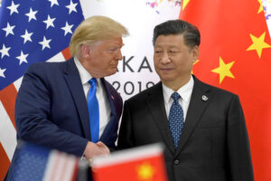 US-Präsident Donald Trump (l) schüttelt dem chinesischen Präsidenten Xi Jinping während eines Treffens am Rande des G-20-Gipfels die Hand. Die US-Regierung wird die Einführung der jüngst angekündigten Strafzölle auf Importe aus China für einige Produktgruppen aus Rücksicht aufs Weihnachtsgeschäft verschieben. Der ursprünglich für September geplante Zollsatz in Höhe von 10 Prozent soll nun für Mobiltelefone, Laptops, Monitore, bestimmtes Spielzeug und manche Schuhe sowie Kleidungsstücke erst ab 15. Dezember gelten. US-Präsident Donald Trump (l) schüttelt dem chinesischen Präsidenten Xi Jinping während eines Treffens am Rande des G-20-Gipfels die Hand. Die US-Regierung wird die Einführung der jüngst angekündigten Strafzölle auf Importe aus China für einige Produktgruppen aus Rücksicht aufs Weihnachtsgeschäft verschieben. Der ursprünglich für September geplante Zollsatz in Höhe von 10 Prozent soll nun für Mobiltelefone, Laptops, Monitore, bestimmtes Spielzeug und manche Schuhe sowie Kleidungsstücke erst ab 15. Dezember gelten.