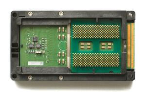 Muster eines Intel Itanium Prozessors. Itaniums EPIC-Architektur stellte den radikalen Versuch dar, Hardwarekomplexität in die Softwareoptimierung zu integrieren. Die gesamte Arbeit zur Bestimmung der parallel auszuführenden Anweisungen wurde vom Compiler erledigt, ehe die CPU auch nur ein Byte an Code ausführte. Muster eines Intel Itanium Prozessors. Itaniums EPIC-Architektur stellte den radikalen Versuch dar, Hardwarekomplexität in die Softwareoptimierung zu integrieren. Die gesamte Arbeit zur Bestimmung der parallel auszuführenden Anweisungen wurde vom Compiler erledigt, ehe die CPU auch nur ein Byte an Code ausführte.