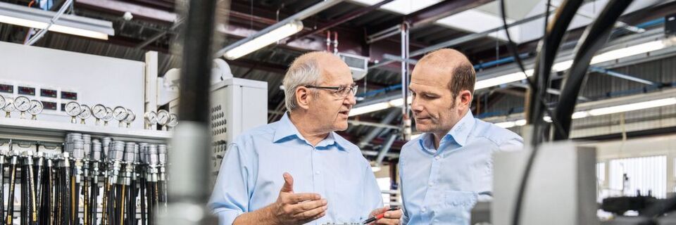 Peter Schmid (links) und Bernhard Zbären (rechts) leiten gemeinsam die Abteilung „Mobile Systems“ bei der Bucher Hydraulics AG Frutigen in der Schweiz. Peter Schmid (links) und Bernhard Zbären (rechts) leiten gemeinsam die Abteilung „Mobile Systems“ bei der Bucher Hydraulics AG Frutigen in der Schweiz.