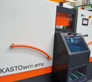Um additiv gefertigte Titanbauteile von ihrer Grundplatte zu trennen, setzt Airbus Helicopters auf die vollautomatische Bandsäge Kastowin amc, die damit ein weiteres, interessantes Einsatzfeld gefunden hat. Kasto stellt übrigens im Rahmen der EMO Hannover 2019 in Halle 15 am Stand E54 aus. Um additiv gefertigte Titanbauteile von ihrer Grundplatte zu trennen, setzt Airbus Helicopters auf die vollautomatische Bandsäge Kastowin amc, die damit ein weiteres, interessantes Einsatzfeld gefunden hat. Kasto stellt übrigens im Rahmen der EMO Hannover 2019 in Halle 15 am Stand E54 aus.