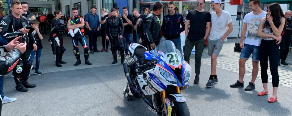 Die Aktivitäten der Motorradhändler, ihren Kunden auf Testivals - wie hier bei Motorradsport Holzleitner - Probefahrten anzubieten, scheinen zu fruchten. Die Aktivitäten der Motorradhändler, ihren Kunden auf Testivals - wie hier bei Motorradsport Holzleitner - Probefahrten anzubieten, scheinen zu fruchten.