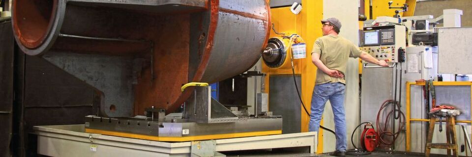 Bearbeitung einer großen Stahl-Hydraulikzylinder-Schweißkonstruktion für eine der Wagstaff-Produktlinien für den Aluminiumguss. Bearbeitung einer großen Stahl-Hydraulikzylinder-Schweißkonstruktion für eine der Wagstaff-Produktlinien für den Aluminiumguss.
