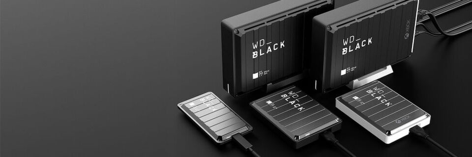 Das Portfolio der externen WD-Black-Game-Drive-Modelle besteht aus der NVMe-SSD P50 und den HDDs P10 und D10 im 2,5- und 3,5-Zoll-Formfaktor. Die HDDs gibt es zusätzlich als Xbox-Varianten. Das Portfolio der externen WD-Black-Game-Drive-Modelle besteht aus der NVMe-SSD P50 und den HDDs P10 und D10 im 2,5- und 3,5-Zoll-Formfaktor. Die HDDs gibt es zusätzlich als Xbox-Varianten.