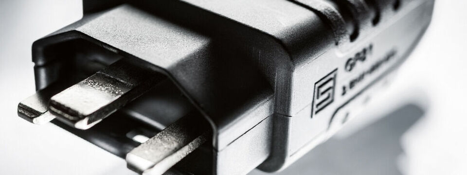 „GP21“ von Schurter ist ein wieder anschließbarer Gerätestecker für 400 VDC Systeme bis 2.6 Kilowatt und genügt der Norm „IEC TS 62735-1“. „GP21“ von Schurter ist ein wieder anschließbarer Gerätestecker für 400 VDC Systeme bis 2.6 Kilowatt und genügt der Norm „IEC TS 62735-1“.