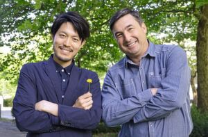 Professor Stanislav Gorb (r.) und Doktorand Shuto Ito haben anhand des Korbblüters Hypochoeris radicata untersucht, wie Pollen auf Blüten haften. Professor Stanislav Gorb (r.) und Doktorand Shuto Ito haben anhand des Korbblüters Hypochoeris radicata untersucht, wie Pollen auf Blüten haften.