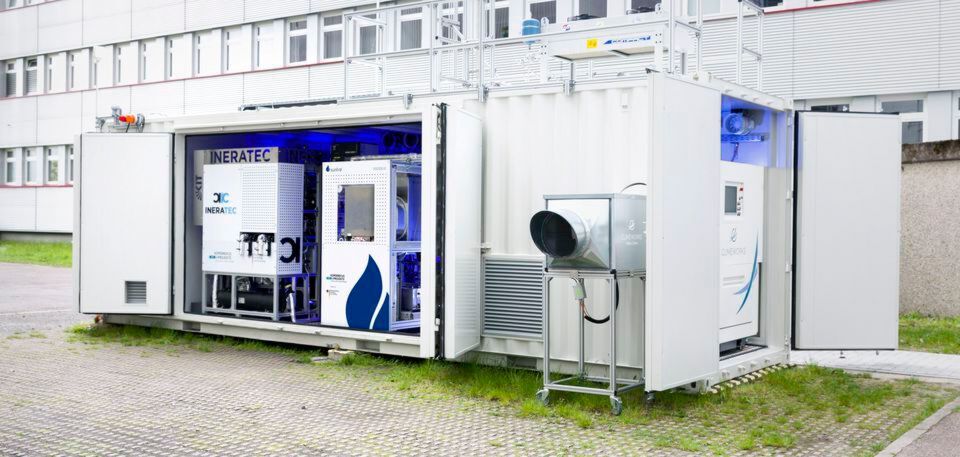 Kompakt in einem Container kommt die Anlage des KIT unter, die aus Kohlenstoffdioxid und Ökostrom Kraftstoff herstellt. Kompakt in einem Container kommt die Anlage des KIT unter, die aus Kohlenstoffdioxid und Ökostrom Kraftstoff herstellt.