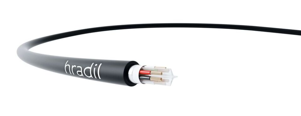 Das sechsadrige Hybridkabel für die Ethernet- und Spannungsübertragung zeichnet sich etwa durch einen robusten Kabelmantel aus. Das sechsadrige Hybridkabel für die Ethernet- und Spannungsübertragung zeichnet sich etwa durch einen robusten Kabelmantel aus.