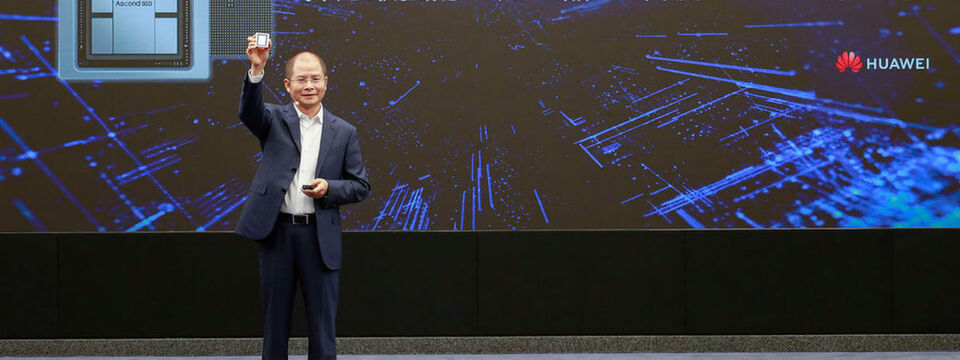 Eric Xu, der derzeitige Chef von Huawei (einer von drei, die sich gegenseitig ablösen) präsentiert in Shenzen den KI-Prozessor „Ascend 910“, mitsamt Roadmap. Eric Xu, der derzeitige Chef von Huawei (einer von drei, die sich gegenseitig ablösen) präsentiert in Shenzen den KI-Prozessor „Ascend 910“, mitsamt Roadmap.