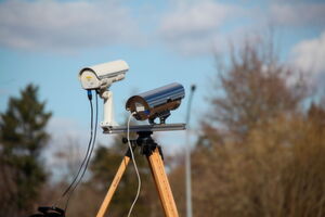 Zur zuverlässigen Detektion anfliegender Drohnen zieht AMBOS vier Sensortechnologien heran: Funk, Akustik, Elektrooptik/Infrarot und Radar. Im Bild: optisches Sensorenpaar. Zur zuverlässigen Detektion anfliegender Drohnen zieht AMBOS vier Sensortechnologien heran: Funk, Akustik, Elektrooptik/Infrarot und Radar. Im Bild: optisches Sensorenpaar.