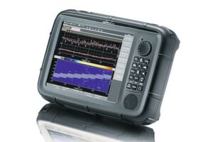 Durch den Einsatz des neuen Narda SignalShark konnte TE den Frequenzbereich für die Leistungstests von 3 auf 8 GHz erweitern. Parallel hat sich das gesamte Handling der mobilen Antennen-Tests insofern signifikant verschlankt, als jetzt die „gesamte Intelligenz“ – abgesehen von dem elektronischen Kompass – in Form eines leistungsfähigen Computers integriert in einem einzigen Gerät sitzt. Durch den Einsatz des neuen Narda SignalShark konnte TE den Frequenzbereich für die Leistungstests von 3 auf 8 GHz erweitern. Parallel hat sich das gesamte Handling der mobilen Antennen-Tests insofern signifikant verschlankt, als jetzt die „gesamte Intelligenz“ – abgesehen von dem elektronischen Kompass – in Form eines leistungsfähigen Computers integriert in einem einzigen Gerät sitzt.