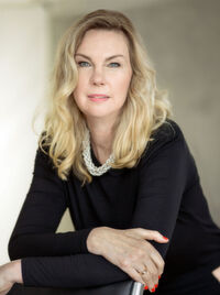 Christiane Brandes-Visbeck war Journalistin, TV-Produzentin, Online-Chefredakteurin und Personalleiterin bei der Sparda Bank, ehe sie sich mit Ahoi Consulting und aktuell mit der Ahoi Innovationen GmbH als Unternehmens- und Kommunikationsberaterin selbstständig gemacht hat. Christiane Brandes-Visbeck war Journalistin, TV-Produzentin, Online-Chefredakteurin und Personalleiterin bei der Sparda Bank, ehe sie sich mit Ahoi Consulting und aktuell mit der Ahoi Innovationen GmbH als Unternehmens- und Kommunikationsberaterin selbstständig gemacht hat.