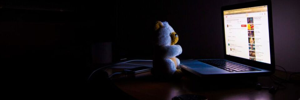 Rund die Hälfte der Weltbevölkerung ist heute per Internet vernetzt. Im Jahr 2001 - damals wurden die ersten Nutzerdaten erhoben - waren es acht Prozent. Rund die Hälfte der Weltbevölkerung ist heute per Internet vernetzt. Im Jahr 2001 - damals wurden die ersten Nutzerdaten erhoben - waren es acht Prozent.