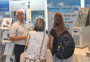 Hans-Jörg Kupka berät Interessenten am Stand von Meding Lab auf der Lab-Supply Dresden. Hans-Jörg Kupka berät Interessenten am Stand von Meding Lab auf der Lab-Supply Dresden.