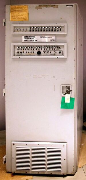 Dieser erste Interface Message Processor (IMP) wurde 1968 von der Firma BBN Technologies im Auftrag der Advanced Research Projects Agency (ARPA) gebaut und an der UCLA als Teil des ersten Arpanet-Knotens eingesetzt. Dieser erste Interface Message Processor (IMP) wurde 1968 von der Firma BBN Technologies im Auftrag der Advanced Research Projects Agency (ARPA) gebaut und an der UCLA als Teil des ersten Arpanet-Knotens eingesetzt.