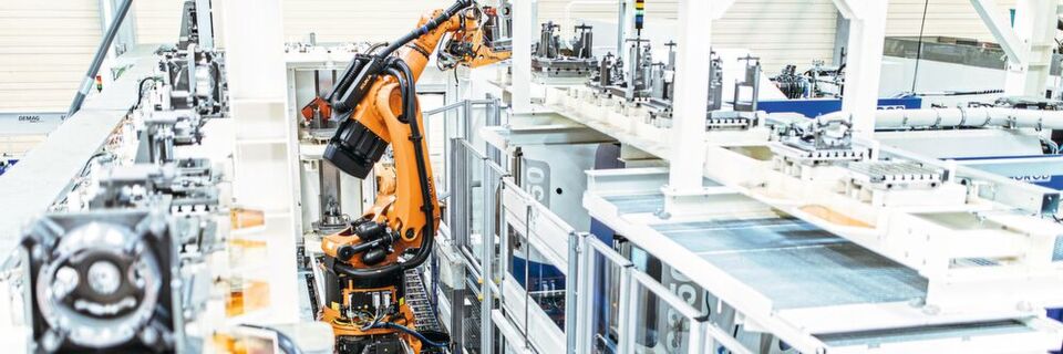 Drei Werkzeugmaschinen des Herstellers Grob bearbeiten Roboterwerkstücke. Ein KR Fortec fährt diese über eine Lineareinheit zum Be- und Entladen an. Drei Werkzeugmaschinen des Herstellers Grob bearbeiten Roboterwerkstücke. Ein KR Fortec fährt diese über eine Lineareinheit zum Be- und Entladen an.