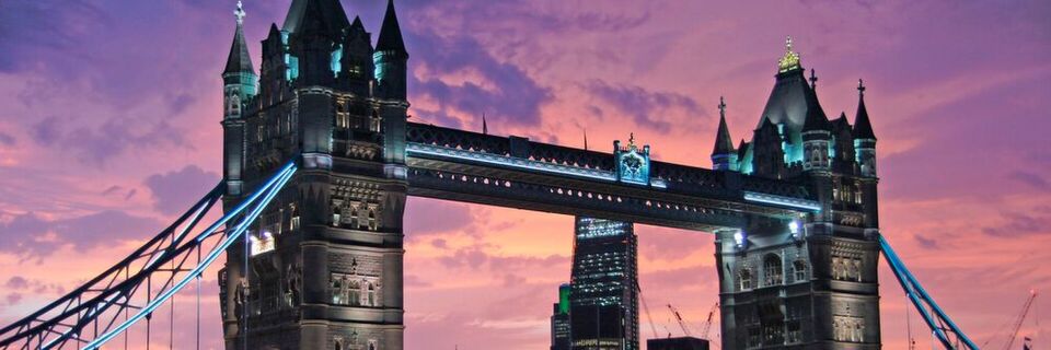 Cloud-Strategie im Jahr 2019: Die hybride Cloud als Brücke zwischen neuer und traditioneller IT. Cloud-Strategie im Jahr 2019: Die hybride Cloud als Brücke zwischen neuer und traditioneller IT.