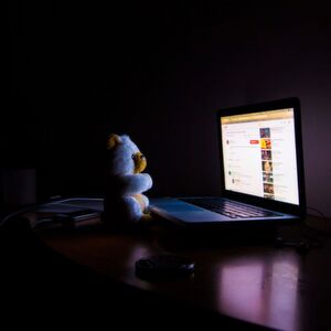 Rund die Hälfte der Weltbevölkerung ist heute per Internet vernetzt. Im Jahr 2001 - damals wurden die ersten Nutzerdaten erhoben - waren es acht Prozent. Rund die Hälfte der Weltbevölkerung ist heute per Internet vernetzt. Im Jahr 2001 - damals wurden die ersten Nutzerdaten erhoben - waren es acht Prozent.