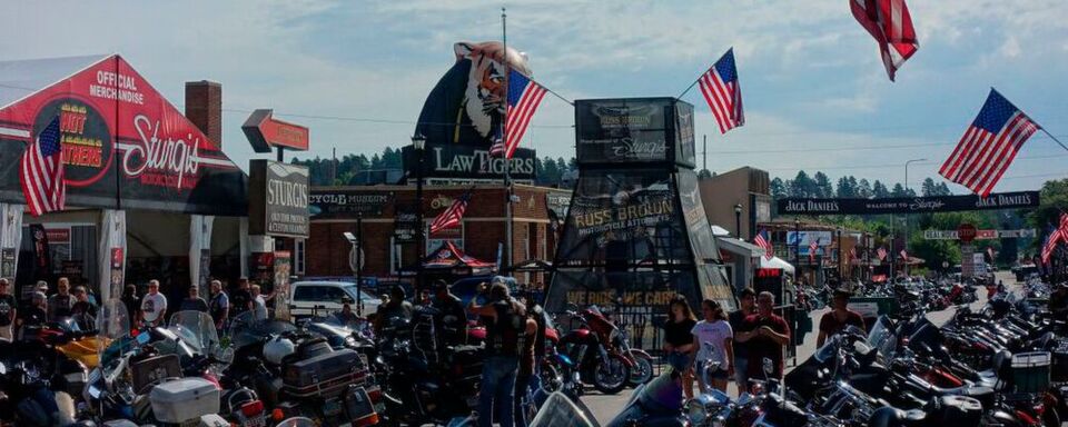 Das weltgrößte Motorradfahrertreffen findet alljährlich in Sturgis (USA) statt. Das weltgrößte Motorradfahrertreffen findet alljährlich in Sturgis (USA) statt.