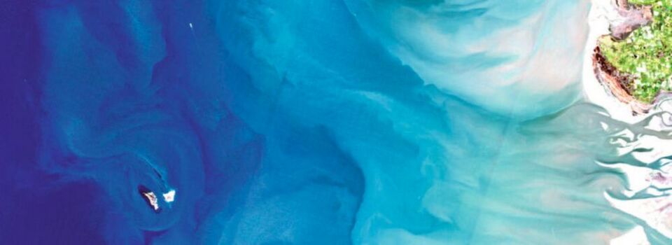 Satellitenbild der Nordsee. Zu erkennen ist der Eintrag von Sedimenten und eine Algenblüte. Satellitenbild der Nordsee. Zu erkennen ist der Eintrag von Sedimenten und eine Algenblüte.