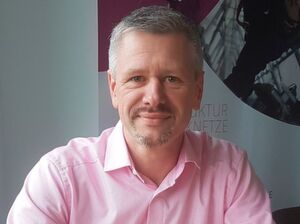 Armin Przirembel ist Leiter der Business Unit Funknetze bei Axians GA Netztechnik. Nach dem Studium zum Elektroingenieur startete Przirembel im jahr 2000 seine Laufbahn in der Mobilfunkbranche als Funknetzplaner für Vodafone, anschließend Mobilcom und E-Plus. 2005 wechselte er ins Management der heutigen Axians. Dort leitet er bis heute die Business Unit für Service und neue Märkte. Armin Przirembel ist Leiter der Business Unit Funknetze bei Axians GA Netztechnik. Nach dem Studium zum Elektroingenieur startete Przirembel im jahr 2000 seine Laufbahn in der Mobilfunkbranche als Funknetzplaner für Vodafone, anschließend Mobilcom und E-Plus. 2005 wechselte er ins Management der heutigen Axians. Dort leitet er bis heute die Business Unit für Service und neue Märkte.