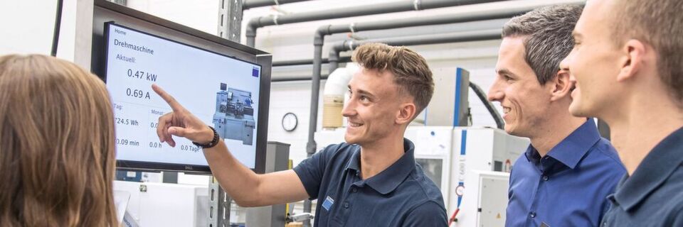 In der Trumpf-Lehrwerkstatt arbeiten Auszubildende aus verschiedenen Bereichen zusammen unter der Leitung von Daniel Stannard, dem Ausbilder für die Industrie 4.0 (2. v.r.). In der Trumpf-Lehrwerkstatt arbeiten Auszubildende aus verschiedenen Bereichen zusammen unter der Leitung von Daniel Stannard, dem Ausbilder für die Industrie 4.0 (2. v.r.).