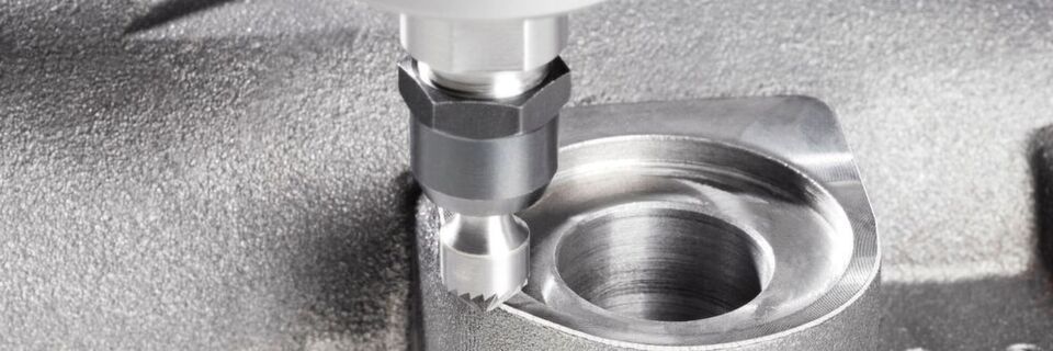 Um Guss- oder Schmiedeteile noch in der CNC-Maschine zu entgraten, bietet Gravostar Werkzeuge mit auslenkbaren Spindeln an. Um Guss- oder Schmiedeteile noch in der CNC-Maschine zu entgraten, bietet Gravostar Werkzeuge mit auslenkbaren Spindeln an.