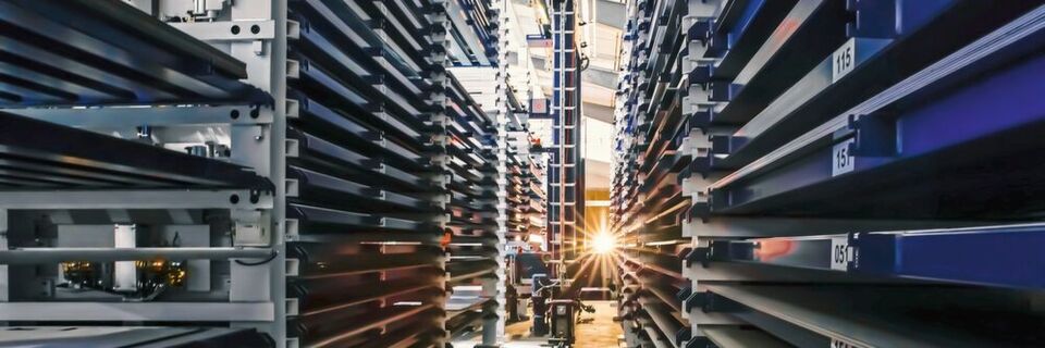 Für die Installation des Lagers war eine Fläche unter der Dachschräge der Werkhalle vorgesehen. Dort hat Stopa das rund 25 m lange und 5,5 m breite System in eine Grube gesetzt, um die von Busalt geforderte Zahl an Lagerplätzen unterbringen zu können. Für die Installation des Lagers war eine Fläche unter der Dachschräge der Werkhalle vorgesehen. Dort hat Stopa das rund 25 m lange und 5,5 m breite System in eine Grube gesetzt, um die von Busalt geforderte Zahl an Lagerplätzen unterbringen zu können.