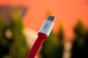 Der USB4-Standard soll künftig auf den USB-Type-C-Stecker setzen und nicht nur kompatibel zu bisherigen USB-Spezifikationen, sondern auch zu Thunderbolt 3 sein. Anders als bisher angenommen soll das 40 Gbit/sec schnelle Kommunikationsprotokoll nicht zwangsläufig in USB4-Geräte und -Kabel integriert werden. Der USB4-Standard soll künftig auf den USB-Type-C-Stecker setzen und nicht nur kompatibel zu bisherigen USB-Spezifikationen, sondern auch zu Thunderbolt 3 sein. Anders als bisher angenommen soll das 40 Gbit/sec schnelle Kommunikationsprotokoll nicht zwangsläufig in USB4-Geräte und -Kabel integriert werden.
