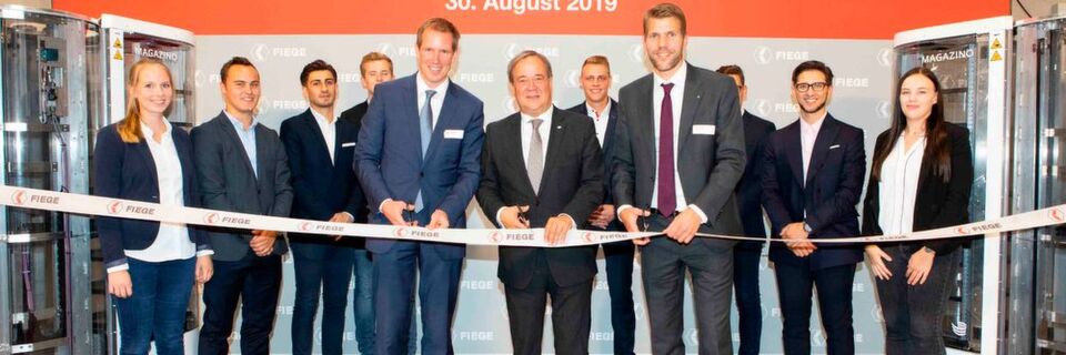 Zur Eröffnung des Fiege „Mega Center“ waren viele Vertreter aus Politik und Wirtschaft gekommen – unter anderem der nordrhein-westfälische Ministerpräsident Armin Laschet (Mitte). Zur Eröffnung des Fiege „Mega Center“ waren viele Vertreter aus Politik und Wirtschaft gekommen – unter anderem der nordrhein-westfälische Ministerpräsident Armin Laschet (Mitte).