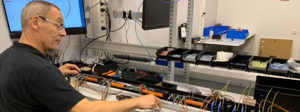 Die zusätzliche Montagelinie ist speziell für Rack-PDUs in Kleinserie, Demos und Prototypen gedacht Die zusätzliche Montagelinie ist speziell für Rack-PDUs in Kleinserie, Demos und Prototypen gedacht