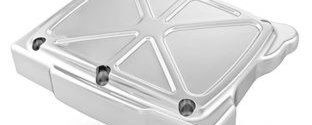 Neu im Programm von Custom Chrome: das Modell „Formula Rocker Box“, eine Zylinderkopfabdeckung, erhältlich in verschiedenen Farbausführungen, hier in Chrom. Neu im Programm von Custom Chrome: das Modell „Formula Rocker Box“, eine Zylinderkopfabdeckung, erhältlich in verschiedenen Farbausführungen, hier in Chrom.