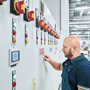 Bild 3: Aufgrund einer smarten Gerätefunktion wechselt die Hintergrundbeleuchtung der EMpro-Energiemessgeräte im Fehlerfall auf rot. Bild 3: Aufgrund einer smarten Gerätefunktion wechselt die Hintergrundbeleuchtung der EMpro-Energiemessgeräte im Fehlerfall auf rot.